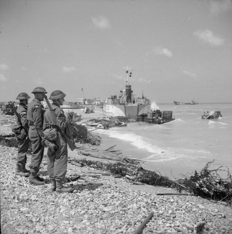 Sword beach day trip, British soldiers overlook the beach