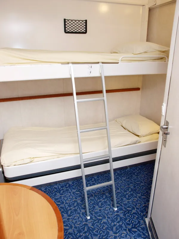 2-berth inside cabin on the Mont Saint-Michel with bunk-style beds