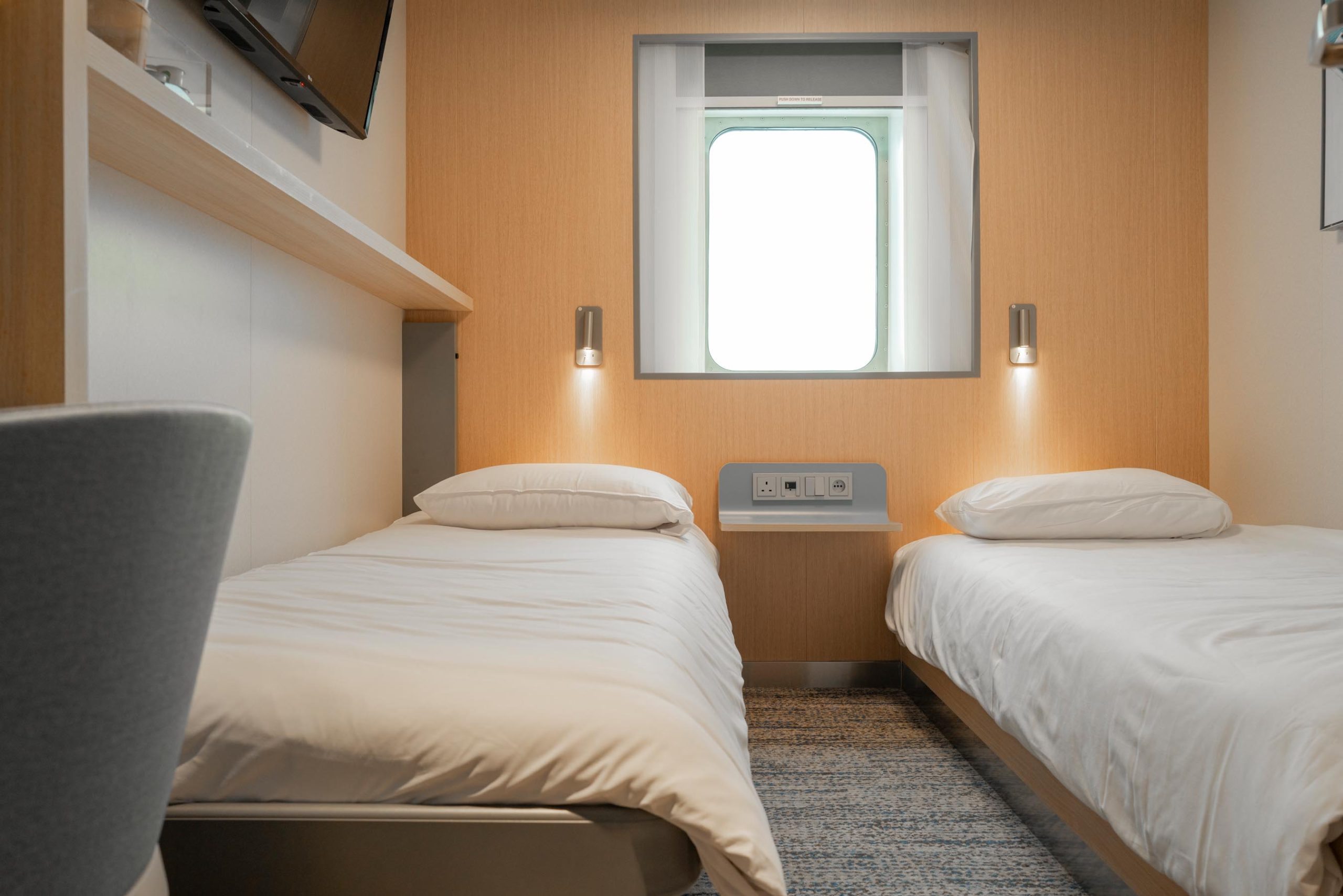2-berth outside Club cabin on the Guillaume de Normandie with twin beds and porthole