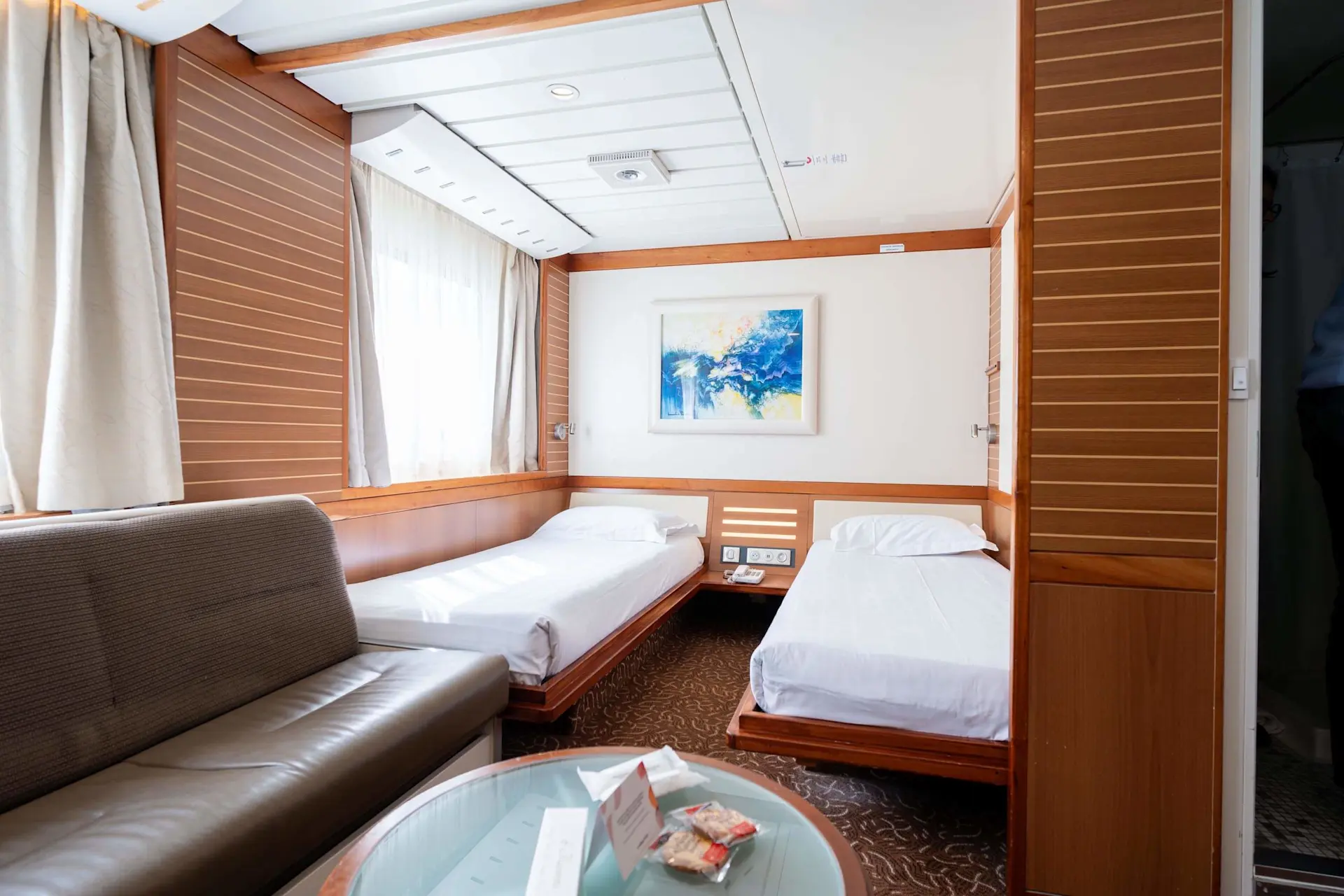 Commodore cabin on the Mont Saint-Michel with twin beds and sofabed