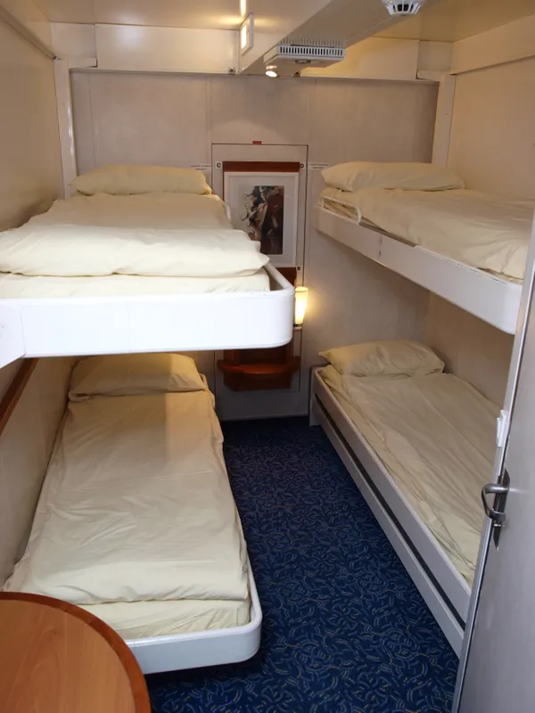 4-berth inside cabin on the Mont Saint-Michel with bunk-style beds