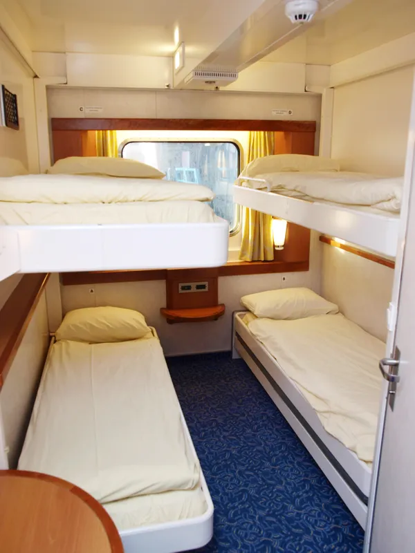 4-berth outside cabin on the Mont Saint-Michel with window and bunk-style beds