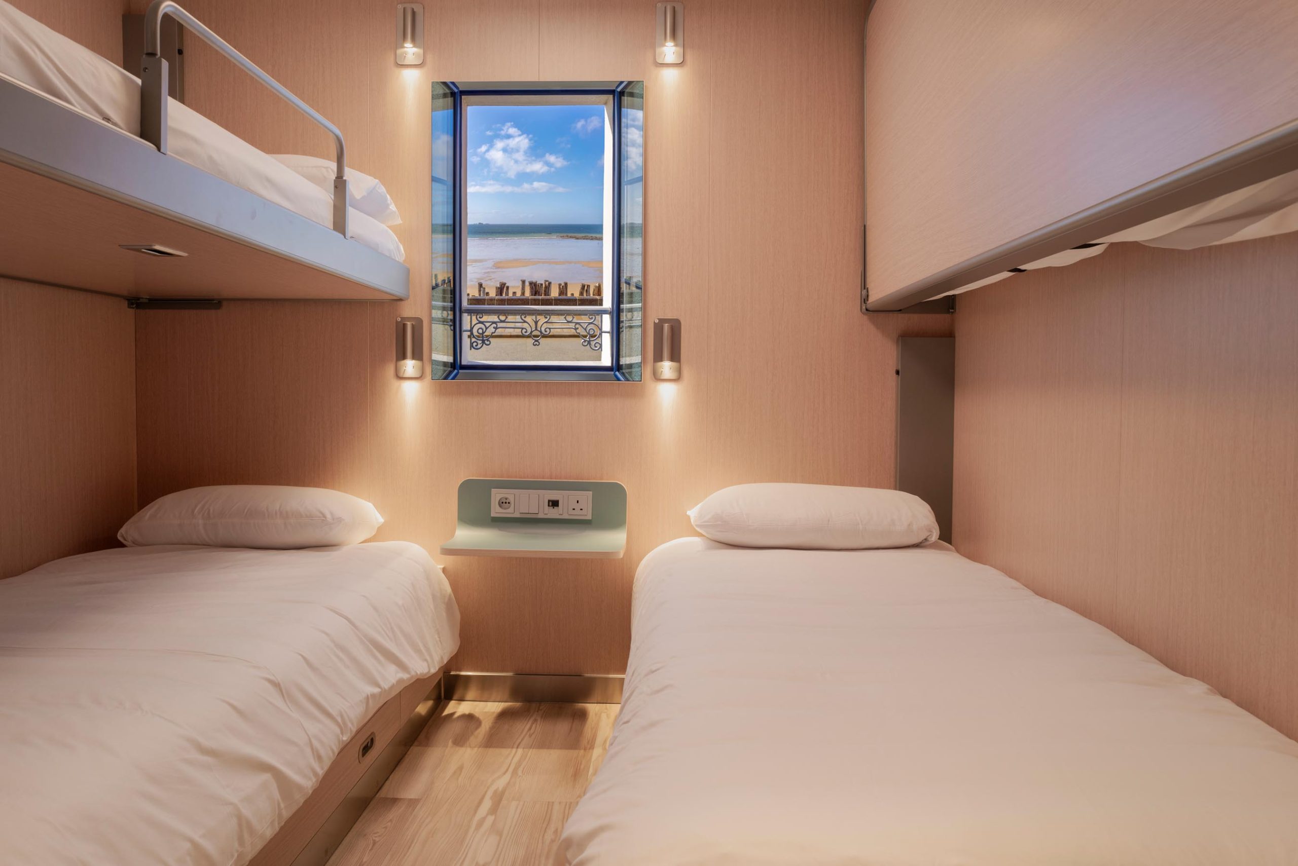 4-berth outside allergy-friendly cabin on the Guillaume de Normandie with porthole and vinyl flooring